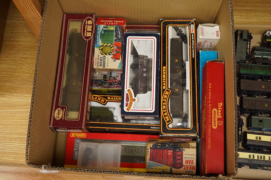 A quantity of 00 gauge model railway by Tri-ang, Mainline, Dapol, Bachmann, GMR, Hornby Dublo, etc. including; a Tri-ang American outline Davy Crockett train set (RS.37), nine steam and diesel locomotives, together with